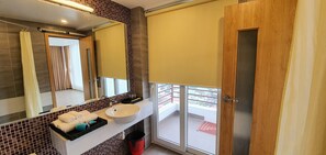 Deluxe-Zimmer | Badezimmer | Dusche, Haartrockner, Hausschuhe, Handtücher