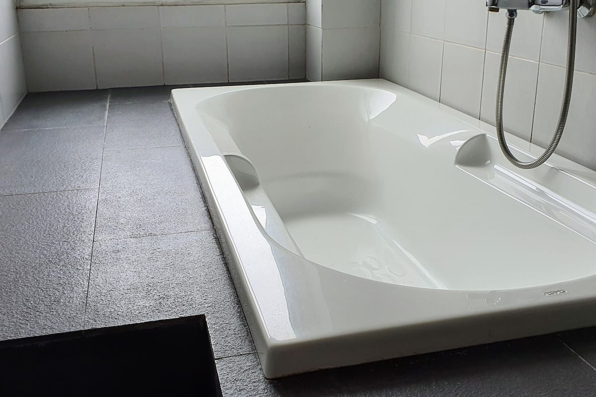 deluxe room | bathroom | shower, hair dryer, slippers, towels