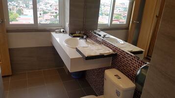 Rom – deluxe | Bad | Dusj, hårføner, tøfler og håndklær