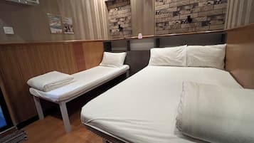 Junior Triple Room | WiFi, bed sheets
