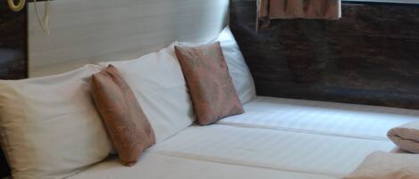 Deluxe Triple Room | WiFi, bed sheets