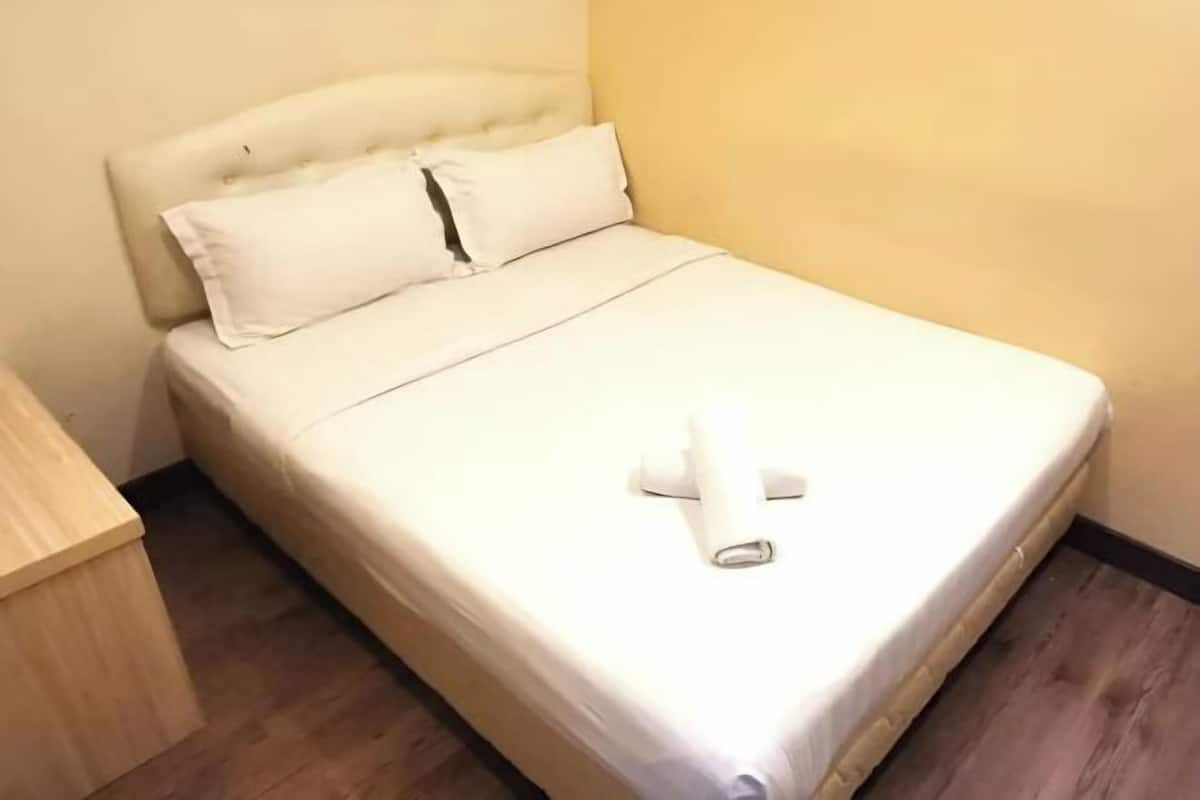 Een kluis op de kamer, een strijkplank/strijkijzer, gratis wifi