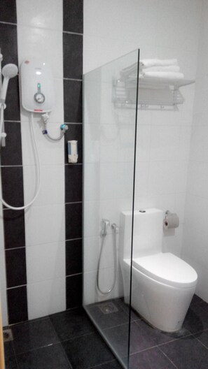 Ducha, artículos de tocador gratuitos, secador de pelo, toallas