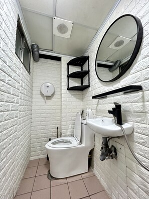 Kamar Quadruple Standar | Kamar mandi | Shower, perlengkapan mandi gratis, pengering rambut, dan sandal