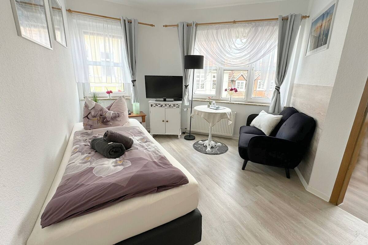 single room | free wifi, bed sheets