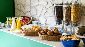 A breakfast buffet with various food items and beverages. - Hôtel du Pont d'Ascain (Ascain)