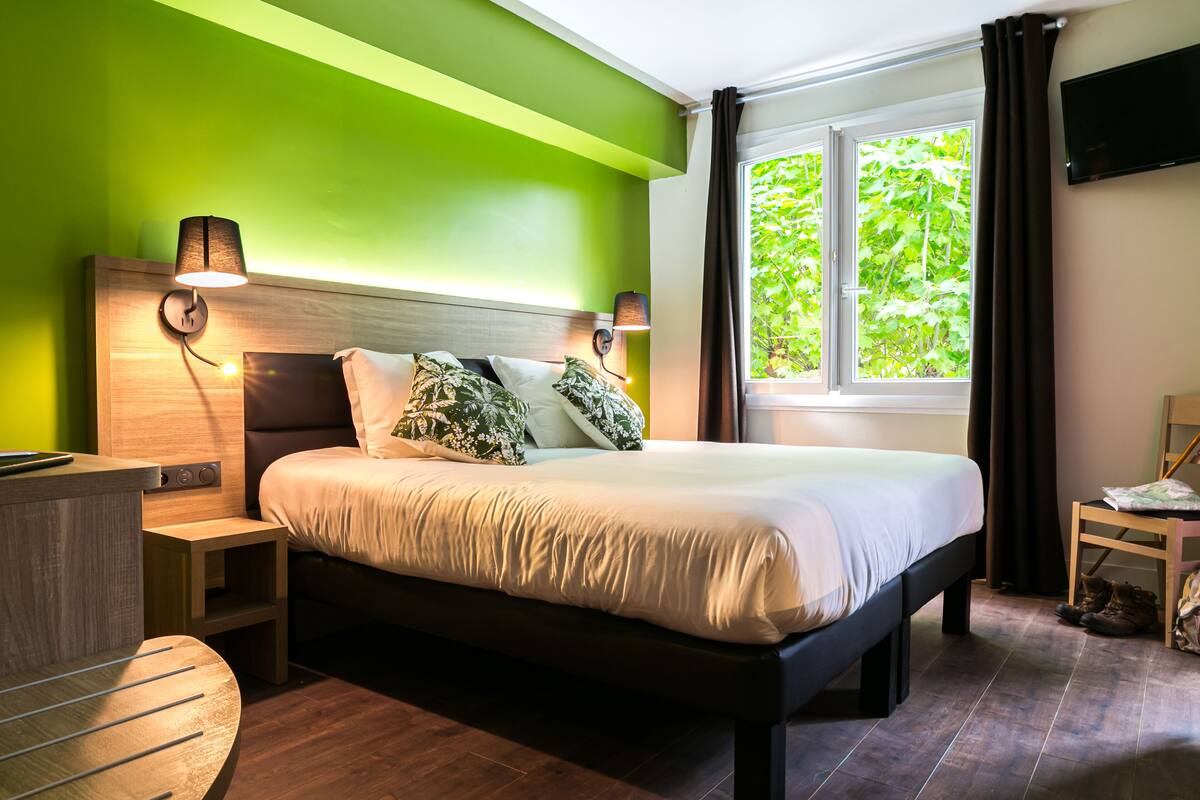 Twin Room (Côté Rue) | Desk, laptop workspace, iron/ironing board (on request)