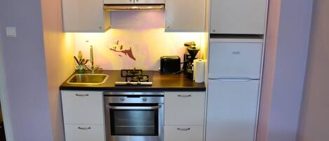 Réfrigérateur, four à micro-ondes