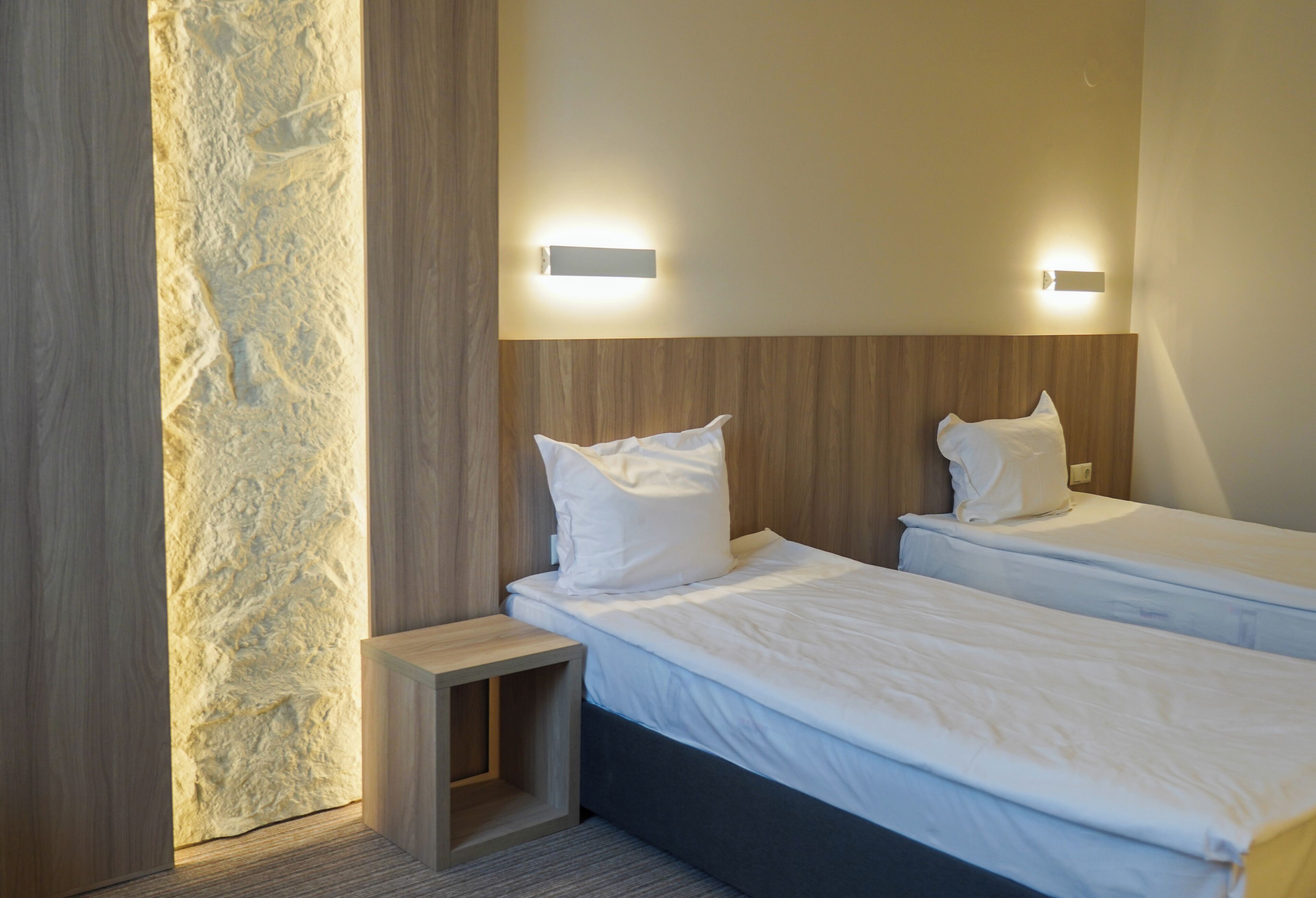 Minibar, sistema de insonorización y tabla de planchar con plancha 