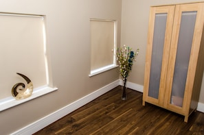 Chambre simple Standard, 1 lit jumeau, salle de bain attenante | Bureau, accès au Wi-Fi (inclus), literie fournie