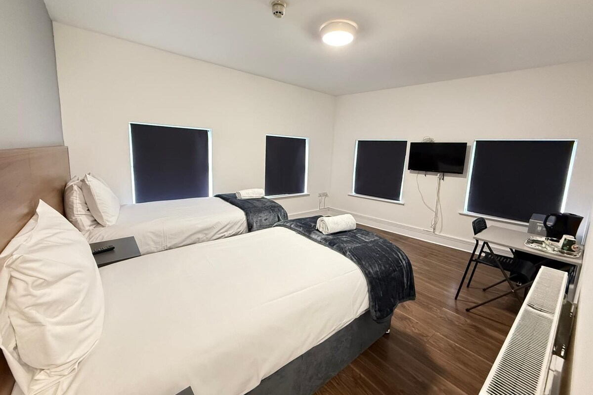 Standard Twin Room, Non Smoking, Ensuite | Desk, WiFi (free), bed sheets