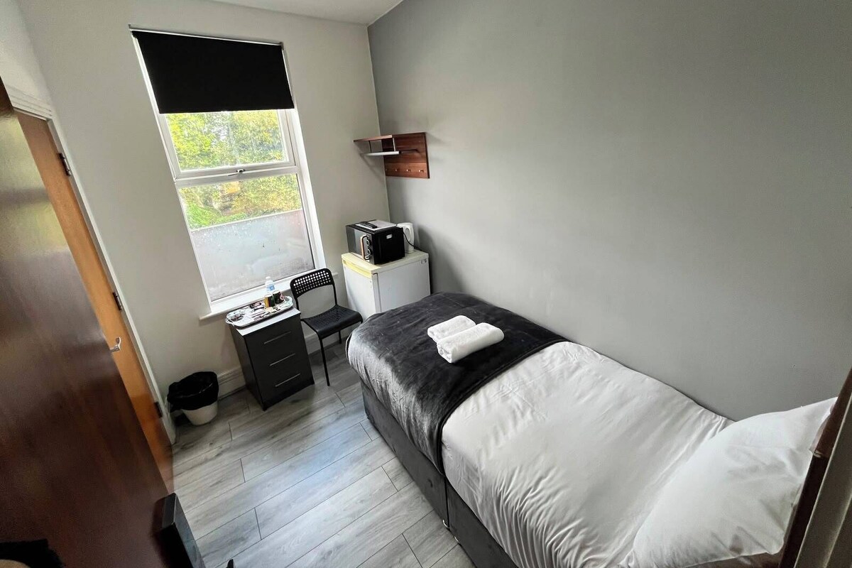 Standard Single Room, 1 Katil Bujang (Single), Non Smoking, Ensuite | Meja, Wi-fi percuma, cadar katil 