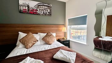 Standard Double Room, 1 Double Bed, Non Smoking, Ensuite | Desk, free WiFi, bed sheets