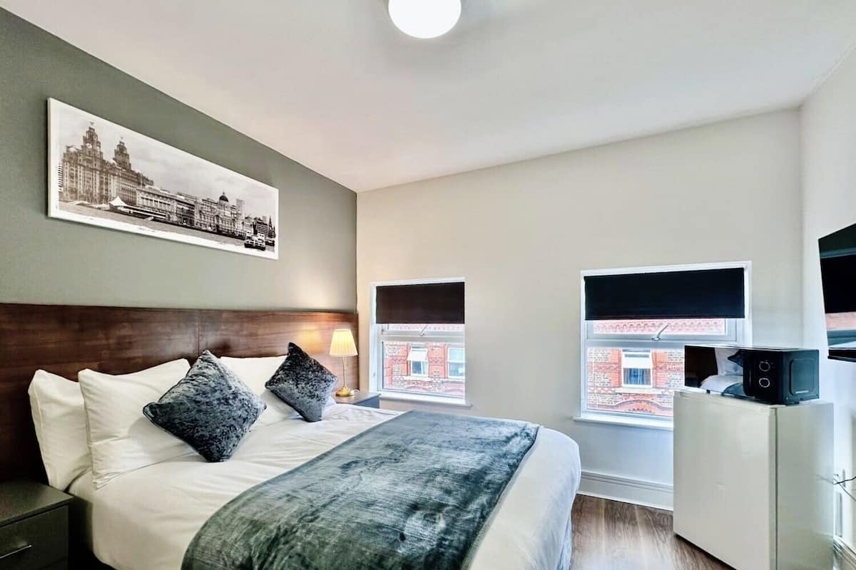 Habitación doble estándar, 1 cama matrimonial, para no fumadores, baño en la habitación | Escritorio, wifi gratis y ropa de cama