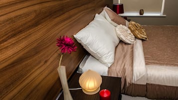 Escritorio, wifi gratis, ropa de cama