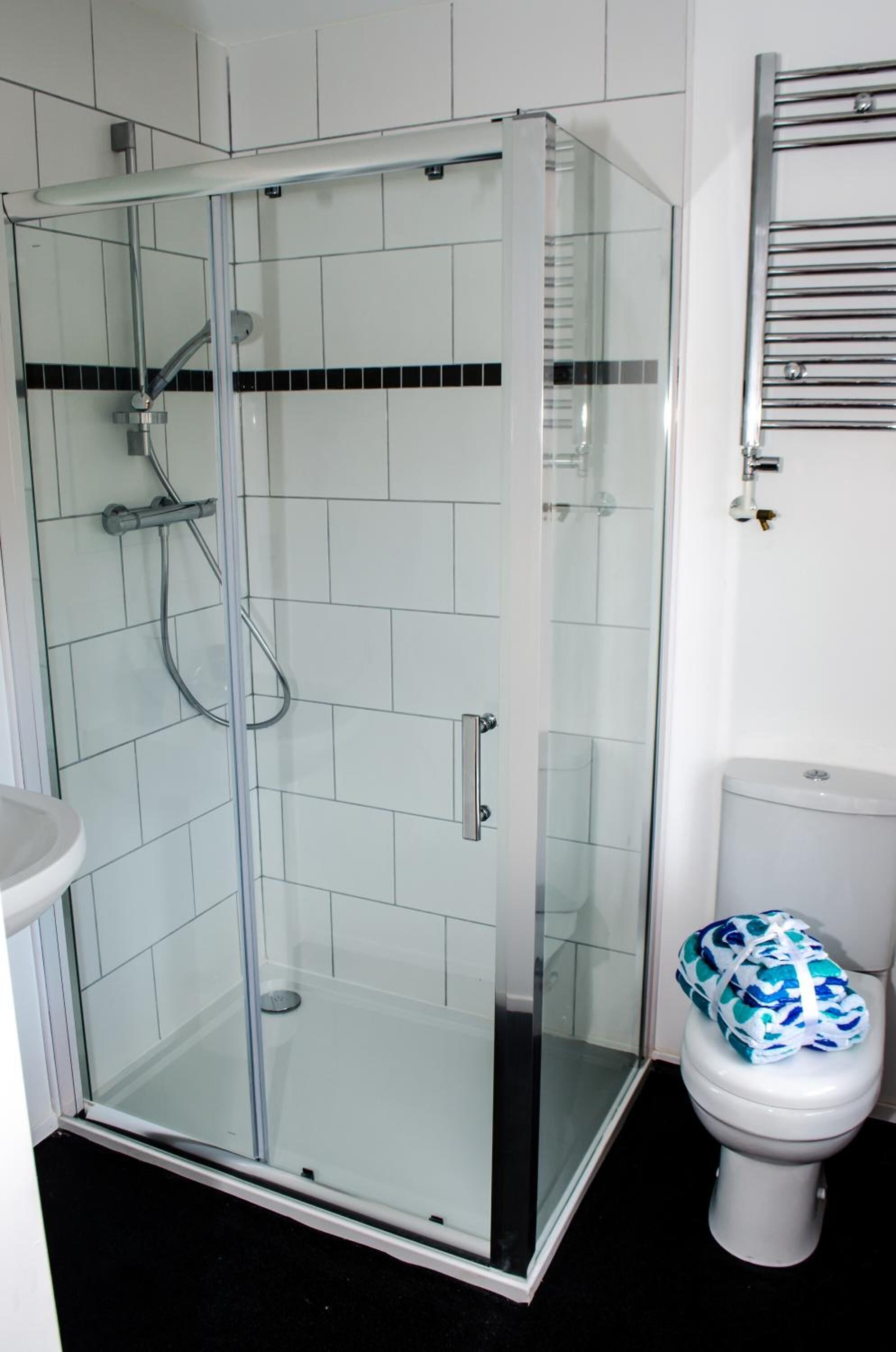 Dutxa, articles de tocador gratuïts, assecador de cabells i tovalloles 