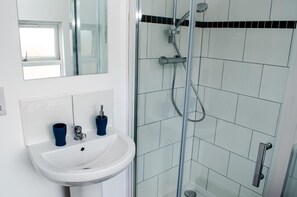 Douche, articles de toilette gratuits, sèche-cheveux