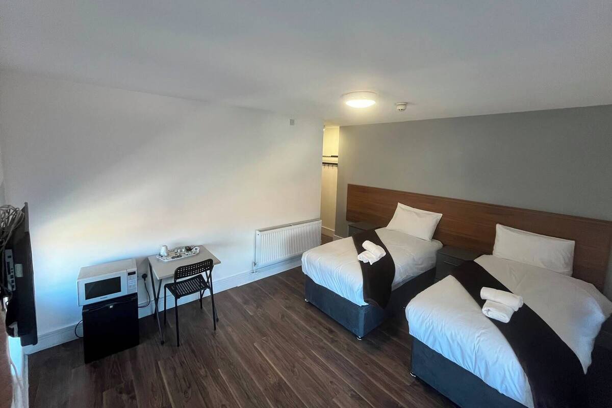 Chambre Standard avec lits jumeaux, non-fumeur, salle de bain attenante | Bureau, accès au Wi-Fi (inclus), literie fournie