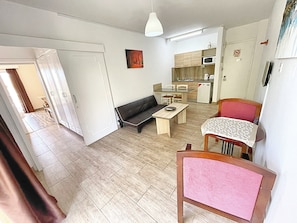 Apartment, 1 Schlafzimmer, Gartenblick | Wohnbereich | 26-Zoll-LCD-Fernseher mit Satellitenempfang, Fernseher