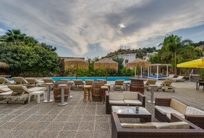 Seasonal outdoor pool, pool umbrellas, pool loungers - Antonis G. Hotel Apartments (Oroklini)