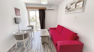 Huoneisto, 1 makuuhuone, näköala puutarhaan | Oleskelualue | 26–tuumainen LCD-televisio, jossa satelliittikanavat