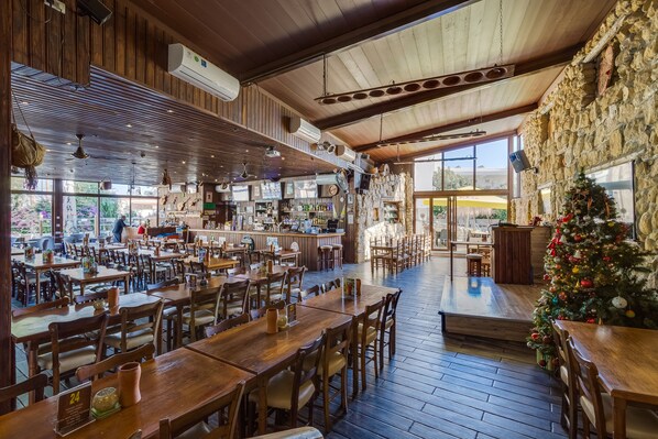 Breakfast, lunch, dinner served; international cuisine 