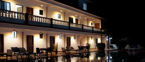 Una piscina al aire libre