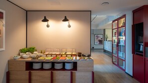 Montaje de bufé con diversos alimentos y un diseño de interiores moderno.
