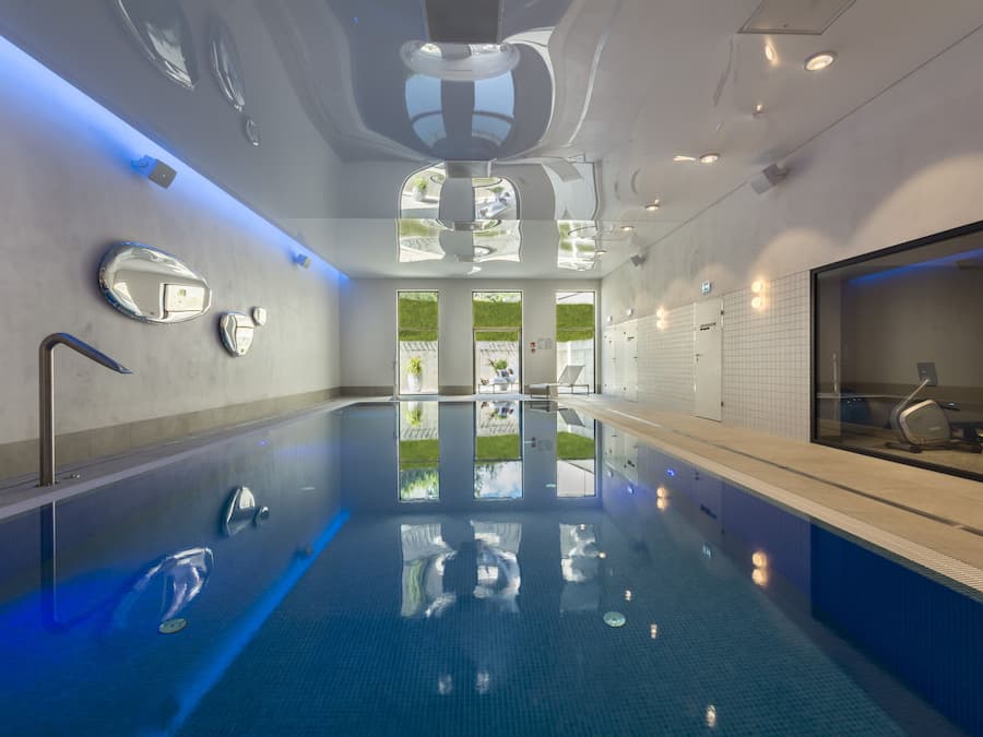 Innendørsbasseng og solsenger