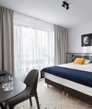 In-room safe, desk, laptop workspace, blackout drapes - Hotel Antares (Gdynia)