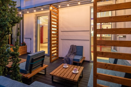 Terraza o patio. Hotel Antares