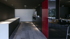Een modern interieur met een receptiebalie, een bar en een zithoek.
