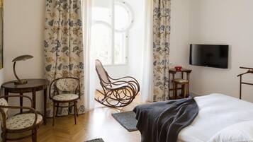 Hochwertige Bettwaren, Betten mit Memory-Foam-Matratzen, Minibar