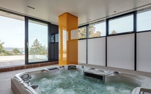 Indoor spa tub - Villa Csonka by Hotel Privo (Targu Mures)