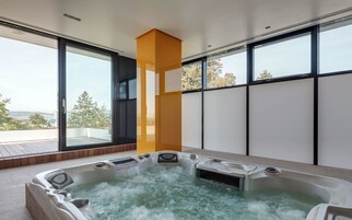 Indoor spa tub