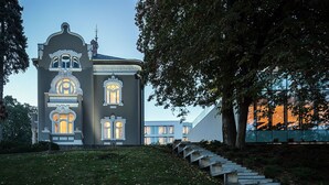 A building with a classical facade, featuring ornate windows and a central dome. - Villa Csonka by Hotel Privo (Targu Mures)