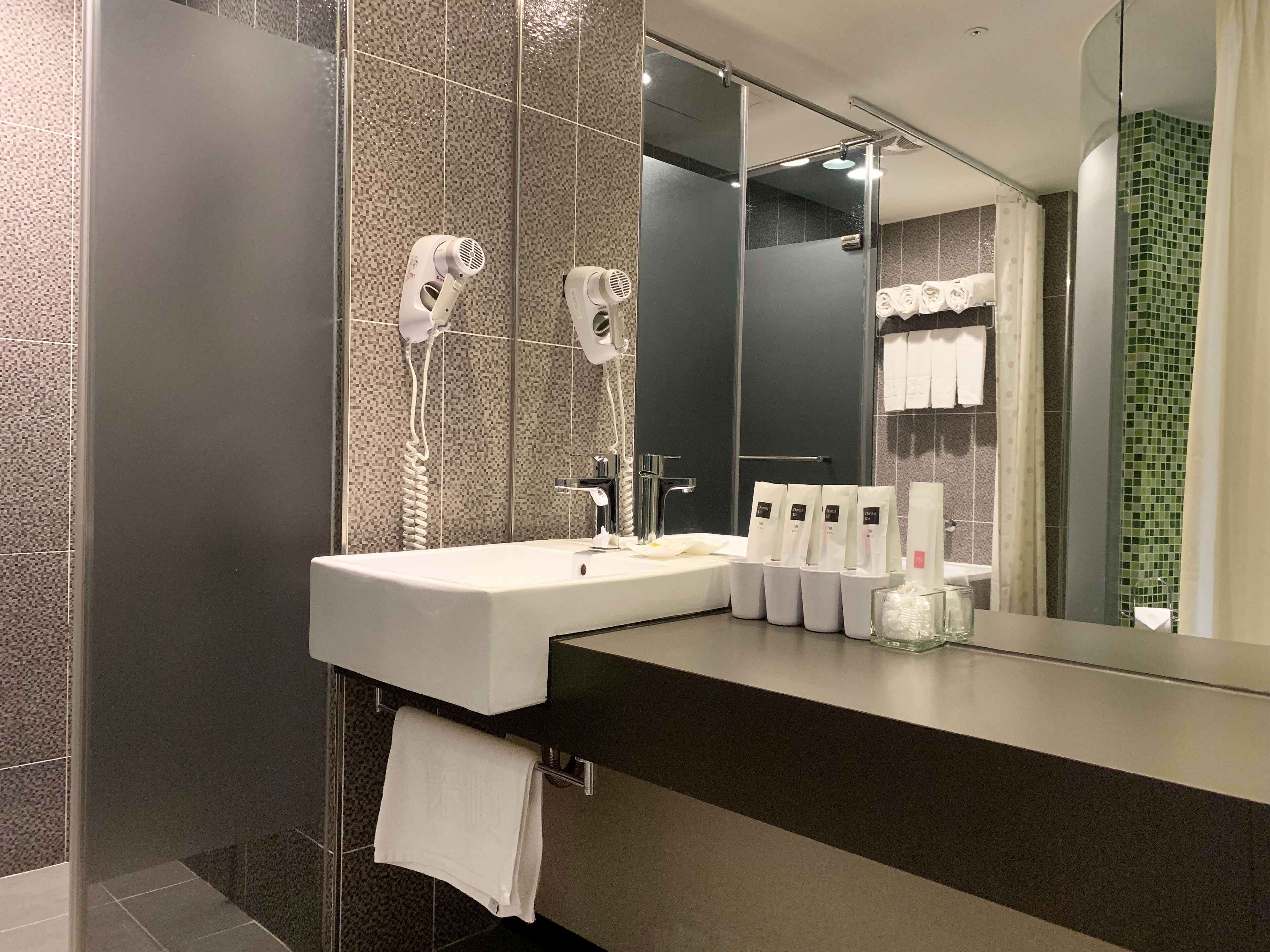 superior quadruple room | bathroom | combined shower/bathtub, rainfall showerhead, free toiletries