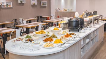 Daily full breakfast (TWD 350 per person)