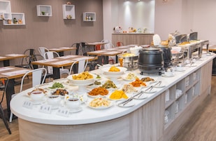Petit déjeuner complet servi tous les jours en supplément