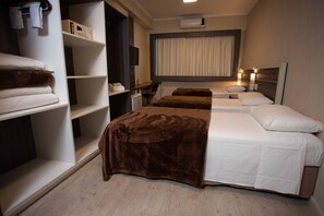 Classic Triple Room, 3 Twin Beds | Minibar, in-room safe, desk, free WiFi - Master Express Dom Pedro II (Porto Alegre)
