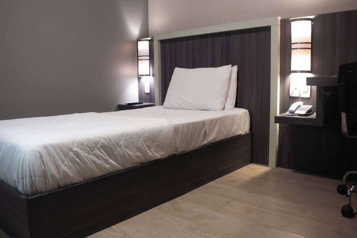 classic single room, 1 single bed | minibar, in-room safe, desk, free wifi