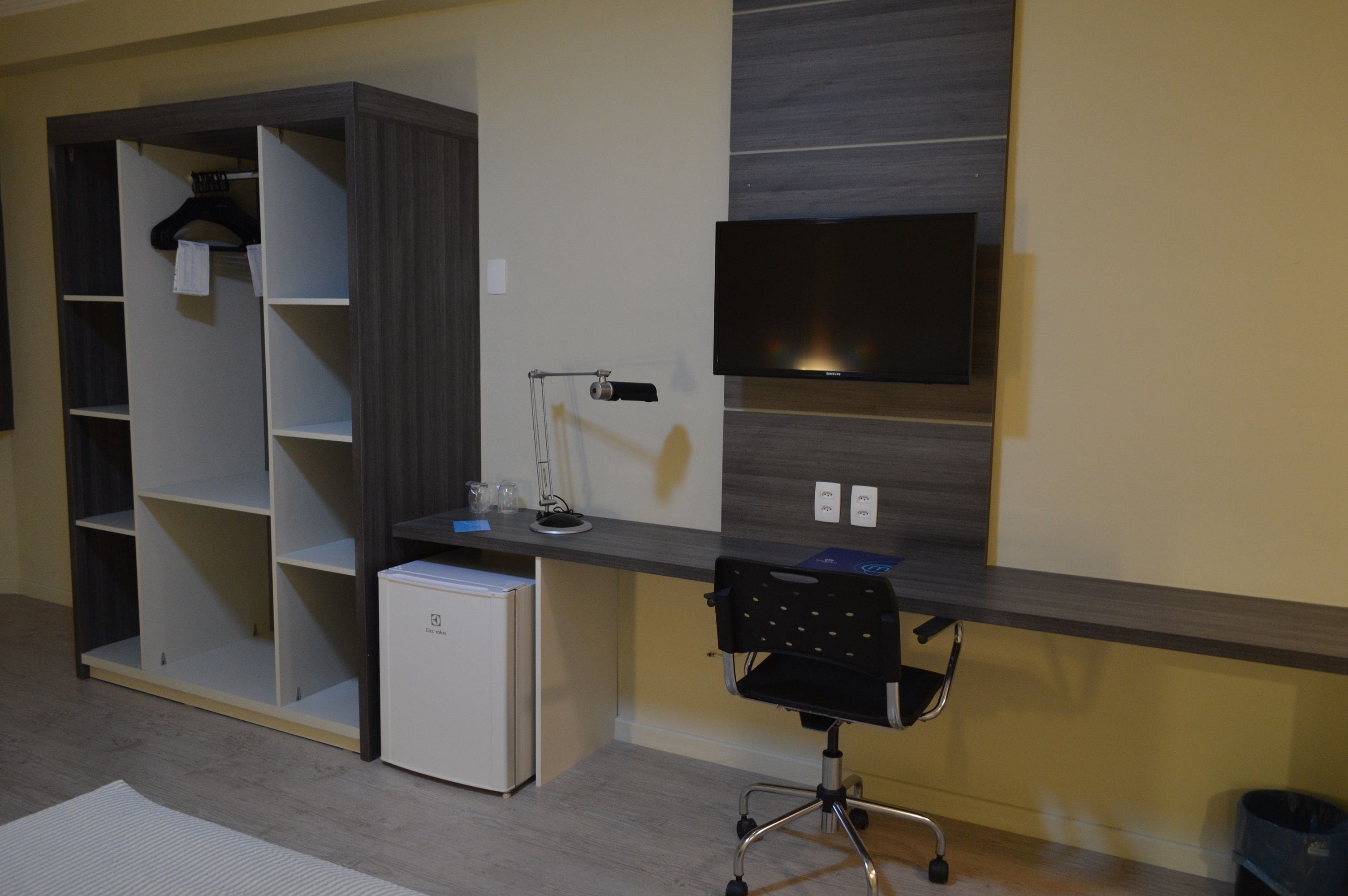 classic twin room, 2 single beds | in-room business centre