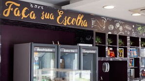 A self-service beverage station with labeled dispensers for 'Resfriados,' 'Extra frio,' and 'Congelados.' - Master Express Dom Pedro II (Porto Alegre)