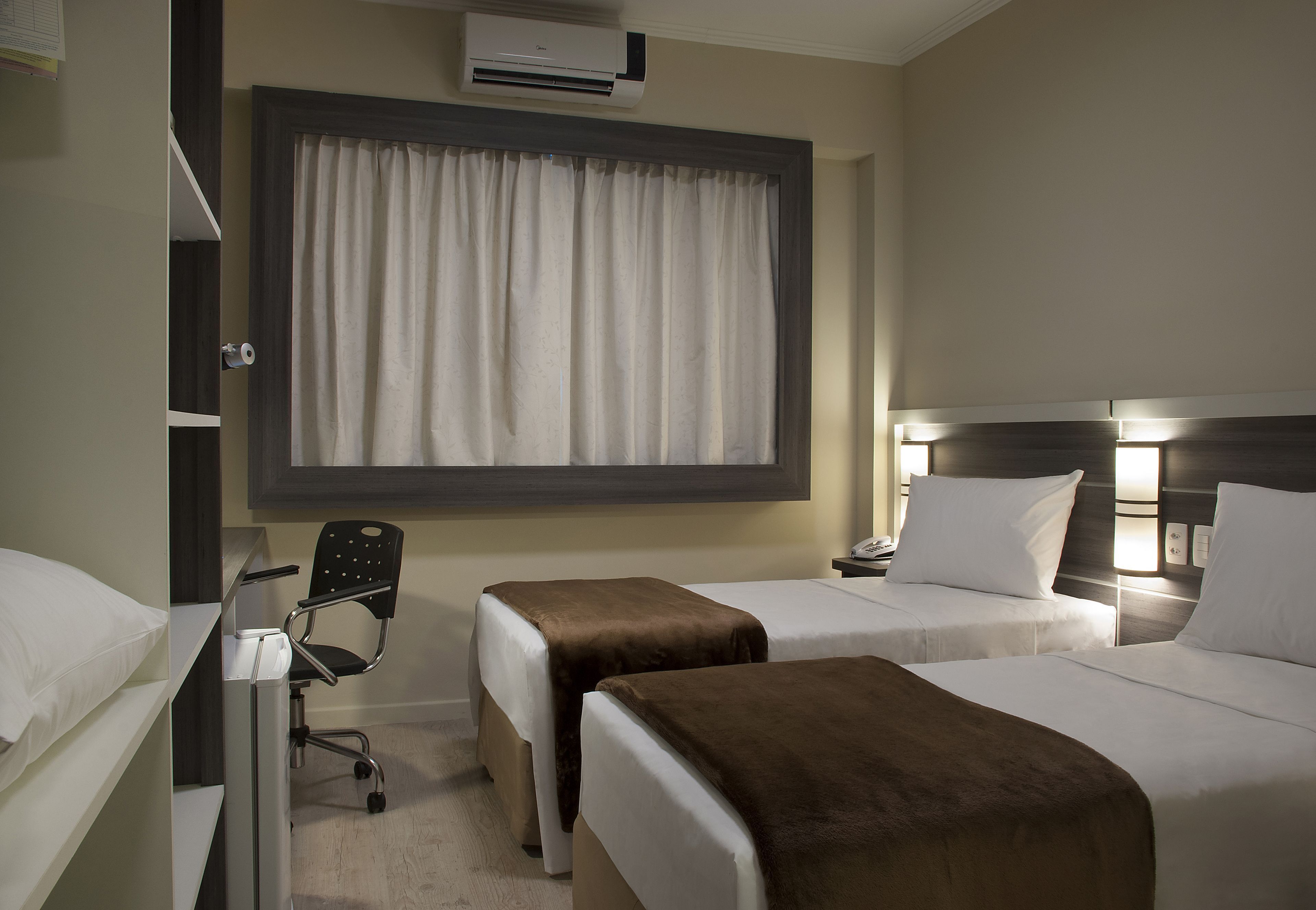 ميني بار وخزنة داخل الغرفة ومكتب وواي فاي مجانًا