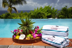 Outdoor pool, pool umbrellas, pool loungers - Tet Rouge Resort St. Lucia (Choiseul)