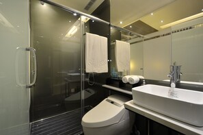 Hair dryer, electronic bidet, towels, shampoo - 101 Amici Hotel Six Star Hostel (Taipei)