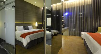 101 Amici Hotel Six Star Hostel