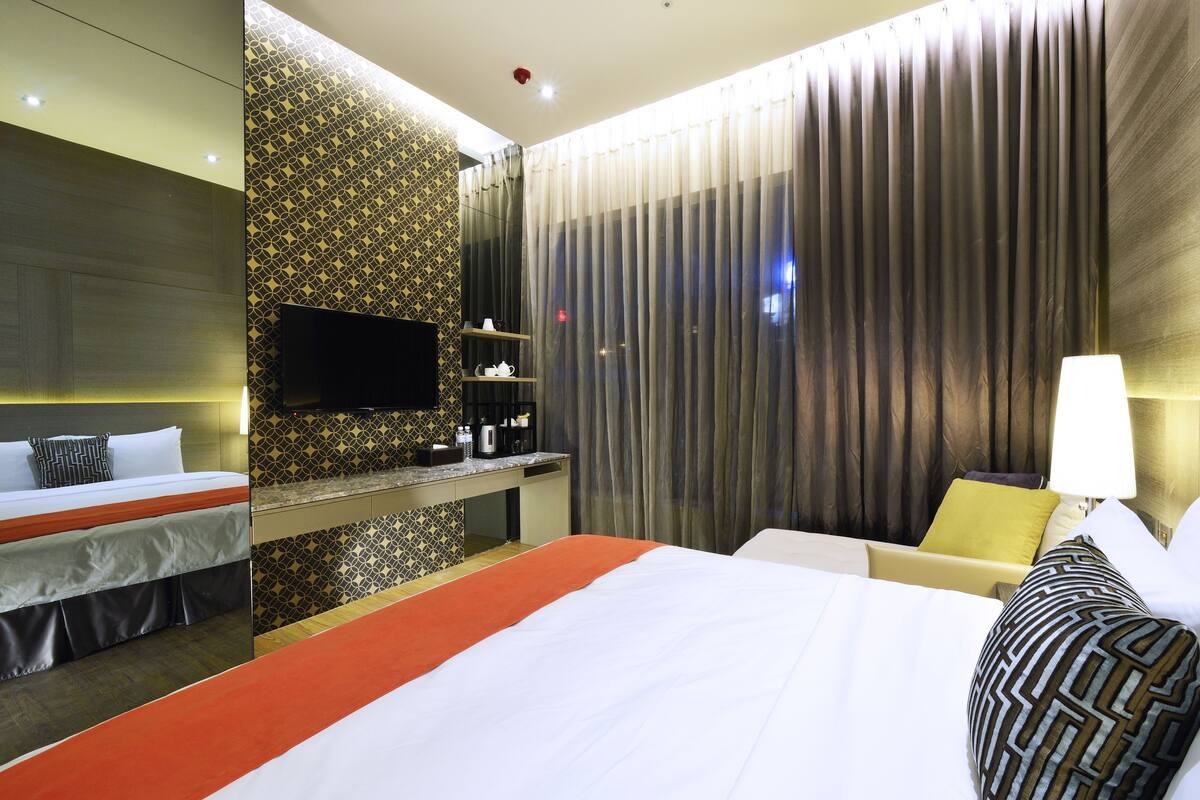 Deluxe Double Room, Park View | Down duvets, in-room safe, blackout curtains, soundproofing