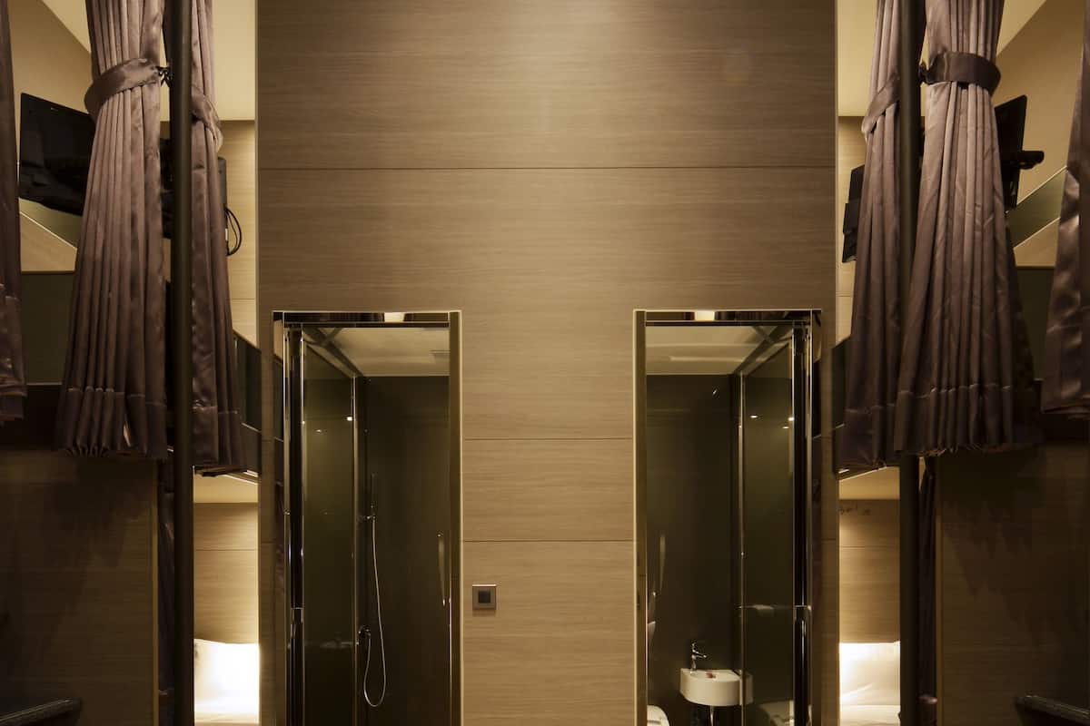 Down duvets, in-room safe, blackout curtains, soundproofing