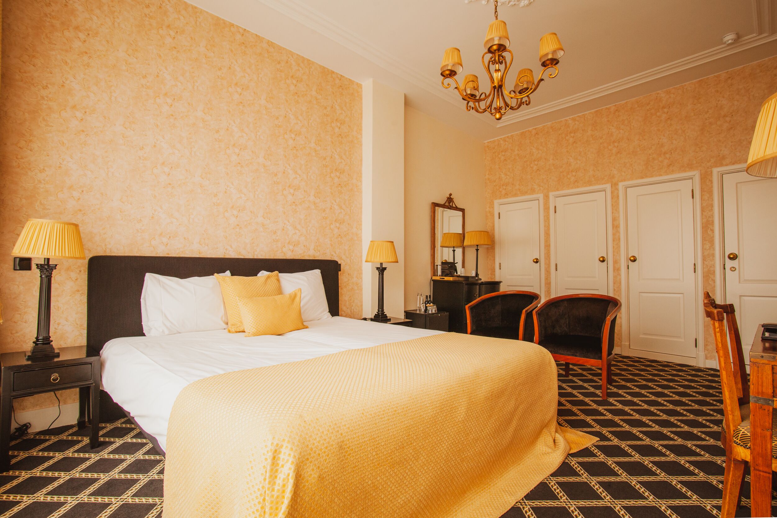 deluxe room, 1 bedroom | minibar, in-room safe, desk, soundproofing